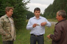 В. Б. Дорохов (в центре) выясняет, как идет строительство нового водовода