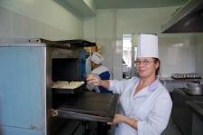 в школьной столовой