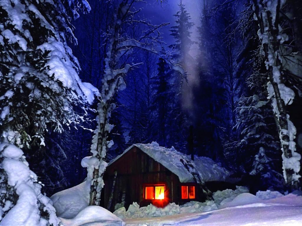 Снегом укрыты дома. Домик в зимнем лесу. Избушка в зимнем лесу. Домик в лесу зимой. Зима избушка.