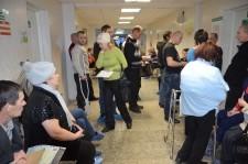 в коридоре не хватает посадочных мест, больные прибывают, приема нет