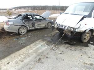 "Тойота Королла" вылетела на встречку и врезалась в "Газель"