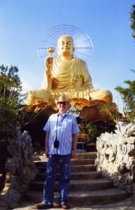 Геннадий Петрович Шляпников возле Будды