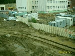 Дорога вдоль дома №23 в микрорайоне Новый в Сысерти