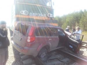 Машину протащило по рельсам 180 метров