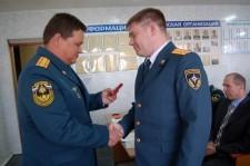 Алексею Бушуеву вручается нагрудный знак