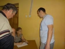 Идет регистрация участников собрания ветеранов