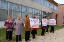 Перед участниками праймериз "Единой России" стояла группа поддержки Карамышева с плакатами