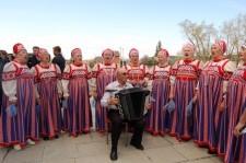 Перед входом в дом культуры политиков встречали песнями самодеятельные артисты