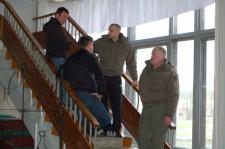 Вход на второй этаж, где шло голосование и подсчет голосов для журналистов также был перекрыт охраной