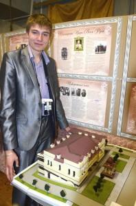 Студент-архитектор Александр Савичев с одним из макетов, представленных на выставке