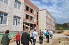 Делегация на школьной стройке