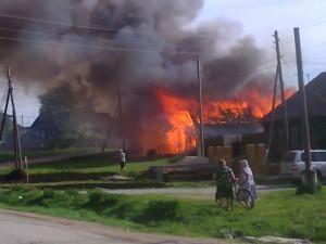 Так полыхало сегодня около 19.00 на ул. 8 марта в Сысерти