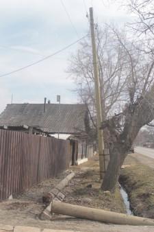 Столбы на тротуаре