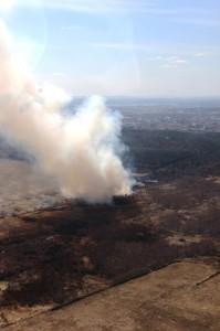 Лесной пожар - вид с вертолета