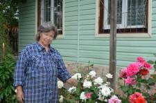 На усадьбе Карцевых. Евгения Семеновна у своих роз