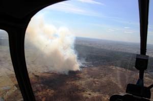 Вид на лесной пожар с вертолета