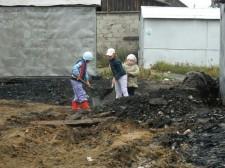 Дети благоустраивают площадку