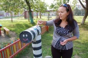 Ирина Пухова показывает покалеченную вандалами зебру