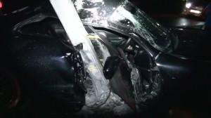 Опора ЛЭП рухнула после того, как разбитую машину убрали