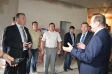 Вице-премьер областного правительства А. В. Орлов на строящейся школе