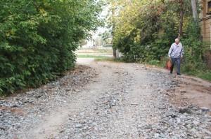 Проулок завалили ломаным асфальтом