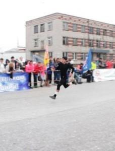 Финиширует участник забега