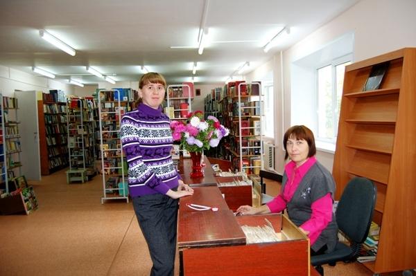 Библиотекари Ирина Васильева и Татьяна Калугина ждут своих читателей в обновленном помещении абонемента