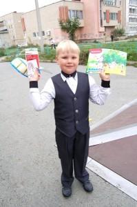 Первоклассник Денис Белоусов купил на свои 8 жетонов карандаши, альбом и красивое расписание уроков