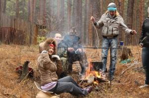 Команда "Бобры-добры" греется у костра