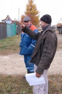 Бригадир подрядчика показывает, где будут стоять столбы, если подстанцию сдвинут