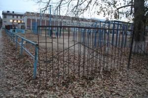 Так закрыли вход на футбольное поле со стороны ул. Р. Люксембург. 