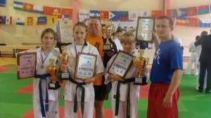 Девочки-победительницы со своими тренерами