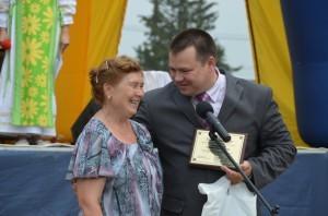 К. В. Сурин вручает награду почетному жителю села Кашино на дне поселка