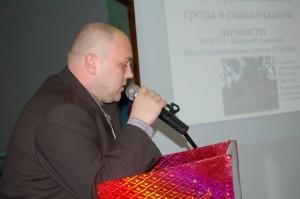 Выступает Дмитрий Кузнецов с докладом на тему "Образовательная среда как средство успешной социализации"