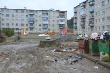 Детская площадка соседствует с мусорной