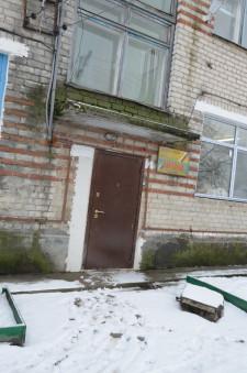 Дверь привезли не по размеру. Вначале из-за нее разрушили отмостки, потом - выбили балку перекрытия