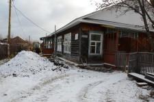 Среди дворцов олигархов такая вот хижина для детей