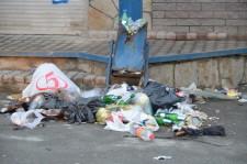 Свалка у закрытого магазина