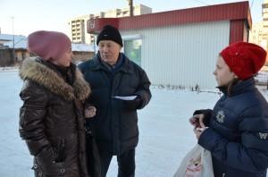 Специалист Центра социального обслуживания населения Т. Ерахтина дарит радость пожилым прохожим