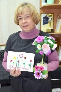 Директор ЦВР И. В. Машковцева с подарком для бывшего директора Дома пионеров Г. С. Епишко