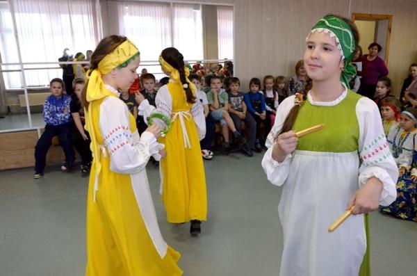 Выступают воспитанники ДШИ