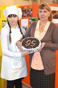 Юные кулинары ЦДТТ испекли вот такой праздничный торт