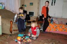 Дети сразу принялись за сладкое