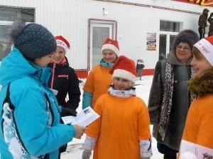 Ребята раздают листоки на улицах