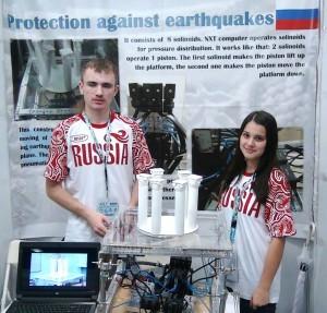 Кирилл Банных и Аня Гариева со своим роботом