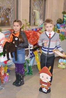 1 Кирилл Нестеров и Даша Глазырина забирают свои игрушки22