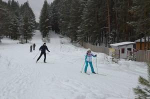 Лыжня проходит возле въезда на базу "Лебяжье"