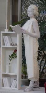 4 Районная библиотека создала уникальный экспонат - живую скульптуру девушки книгой, роль который сыграла Татьяна Чучкалова (1)