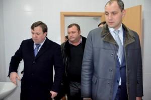 А.Г. Карамышев и Д.В. Паслер осматривают помещения школы