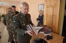 1 Владислав Майоров с книгой Обею вернуться живым